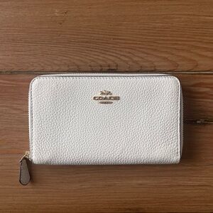 Coach Medium ID Zip Wallet in Chalk Refined Pebble Leather